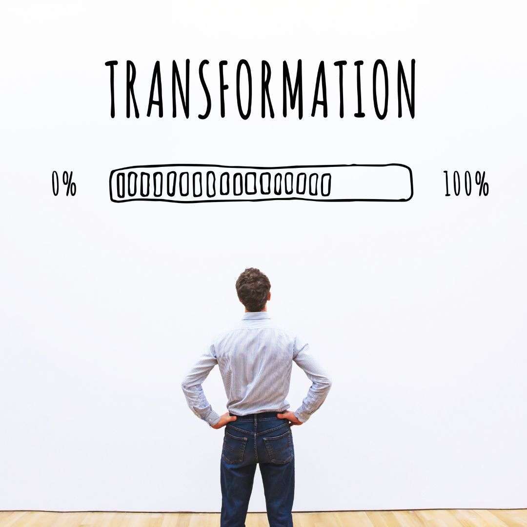 Man standing in front of a wall displaying a transformation progress bar from 0% to 100%.